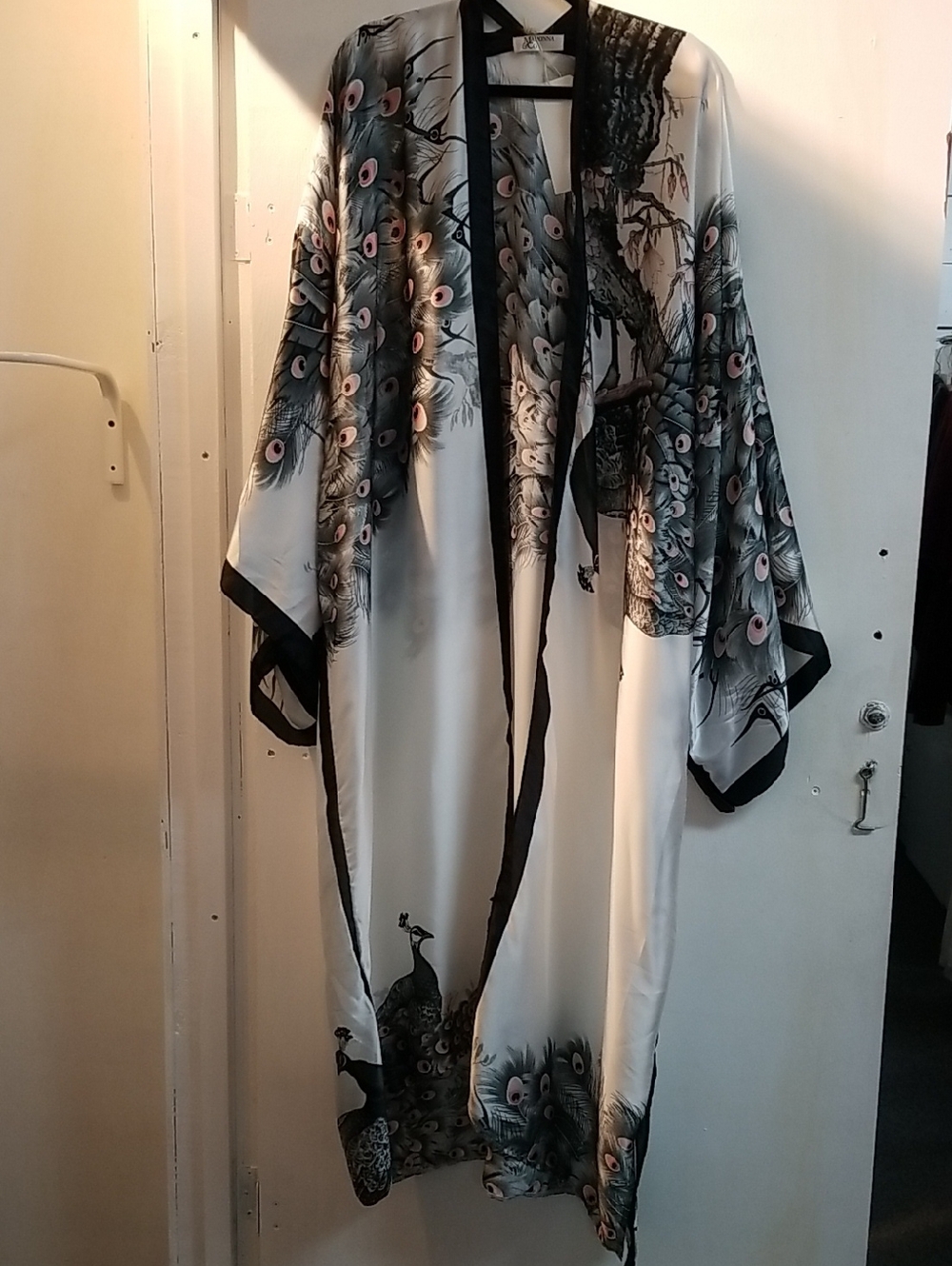 Silk-Feel Peacock Print Kimono Robe in White and Black
